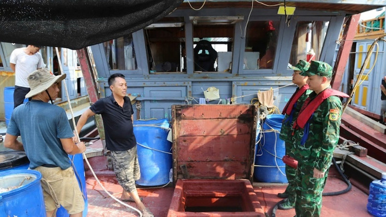 Bộ đội Biên phòng Cô Tô tuyên truyền vận động người dân đưa phương tiện về bờ tránh trú bão số 3 an toàn.