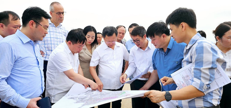 Lãnh đạo tỉnh Quảng Ninh và các sở, ban, ngành trực tiếp trao đổi tháo gỡ khó khăn cho các chủ đầu tư và doanh nghiệp có các dự án tại khu công nghiệp bắc Tiền Phong, thị xã Quảng Yên. Lãnh đạo tỉnh Quảng Ninh và các sở, ban, ngành trực tiếp trao đổi tháo gỡ khó khăn cho các chủ đầu tư và doanh nghiệp có các dự án tại khu công nghiệp bắc Tiền Phong, thị xã Quảng Yên.