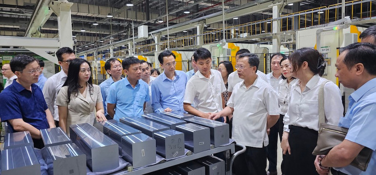 Lãnh đạo tỉnh Quảng Ninh và các sở, ban, ngành thăm dây chuyền sản xuất của Nhà máy Jinko Solar 2 tại khu công nghiệp Sông Khoai, thị xã Quảng Yên. Lãnh đạo tỉnh Quảng Ninh và các sở, ban, ngành thăm dây chuyền sản xuất của Nhà máy Jinko Solar 2 tại khu công nghiệp Sông Khoai, thị xã Quảng Yên.