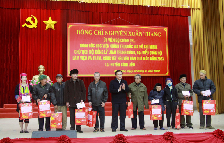 Đồng chí Nguyễn Xuân Thắng trao quà Tết cho các hộ gia đình chính sách, hộ nghèo, hộ cận nghèo và công nhân lao động có hoàn cảnh khó khăn trên địa bàn huyện Bình Liêu, Quảng Ninh.