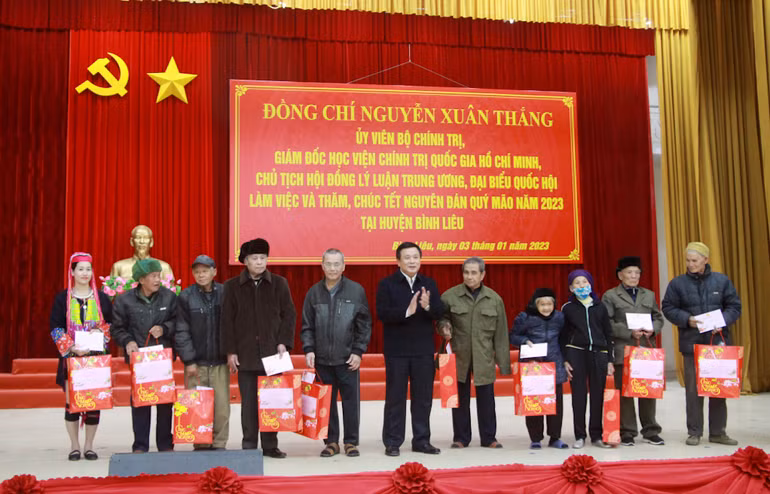 Đồng chí Nguyễn Xuân Thắng trao quà Tết cho các hộ gia đình chính sách, hộ nghèo, hộ cận nghèo và công nhân lao động có hoàn cảnh khó khăn trên địa bàn huyện Bình Liêu, Quảng Ninh.