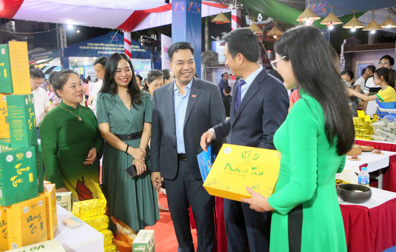 Các đại biểu tham quan các gian hàng tại trưng bày các sản phẩm đặc trưng có thế mạnh xuất khẩu của Hà Nội và các tỉnh vùng Đồng bằng sông Hồng. Các đại biểu tham quan các gian hàng tại trưng bày các sản phẩm đặc trưng có thế mạnh xuất khẩu của Hà Nội và các tỉnh vùng Đồng bằng sông Hồng.