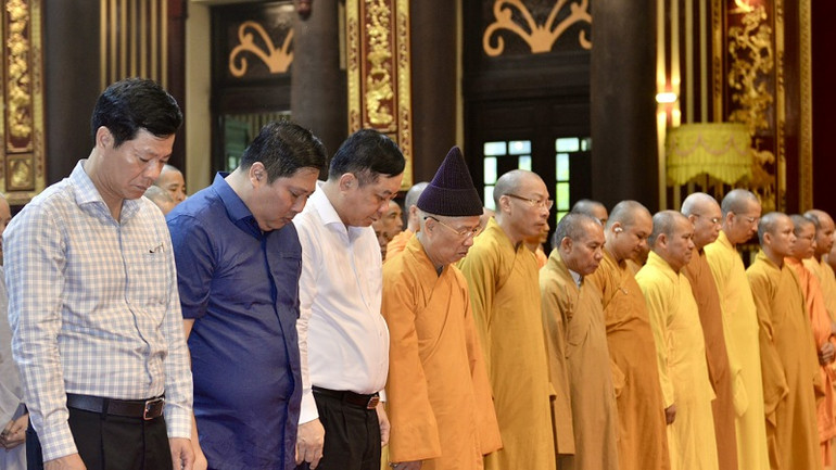 Các đại biểu dành 1 phút mặc niệm Tổng Bí thư Nguyễn Phú Trọng. Các đại biểu dành 1 phút mặc niệm Tổng Bí thư Nguyễn Phú Trọng.