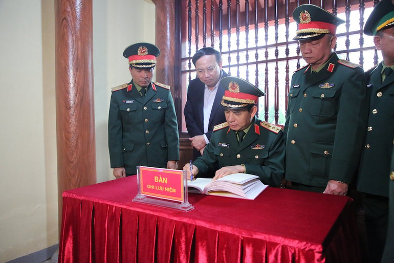 Đại tướng Phan Văn Giang, Bộ trưởng Quốc phòng ghi lưu niệm tại Khu di tích lịch sử Pò Hèn.