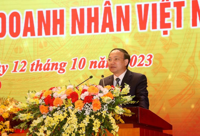 Bí thư Tỉnh ủy Quảng Ninh phát biểu chúc mừng các doanh nghiệp, doanh nhân nhân Ngày Doanh nhân Việt Nam 13/10.