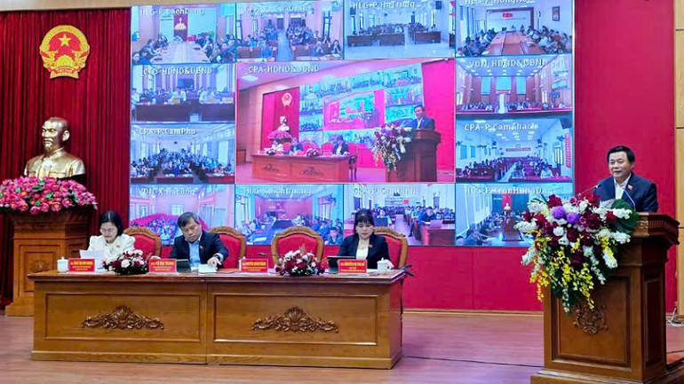 Đồng chí Nguyễn Xuân Thắng và Đoàn đại biểu Quốc hội tỉnh Quảng Ninh tại buổi tiếp xúc cử tri thành phố Cẩm Phả.