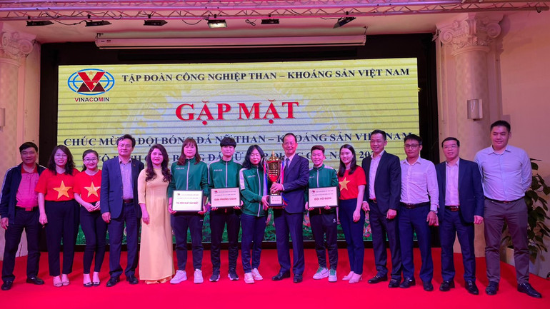 TKV thưởng Đội tuyển bóng đá nữ Than-Khoáng sản Việt Nam 520 triệu đồng ảnh 1 TKV thưởng Đội tuyển bóng đá nữ Than-Khoáng sản Việt Nam 520 triệu đồng ảnh 1