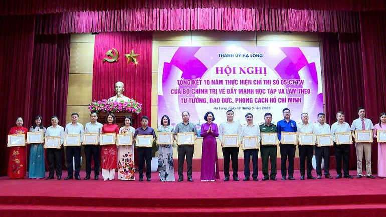 Thành phố Hạ Long khen thưởng cho các tập thể và cá nhân điển hình trong phong trào học tập và làm theo tư tưởng, đạo đức, phong cách Hồ Chí Minh.