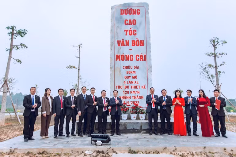 Đoàn đại biểu chính quyền, nhân dân hai thành phố Móng Cái (Việt Nam) và Đông Hưng (Trung Quốc) tham quan tuyến cao tốc Vân Đồn-Móng cái.