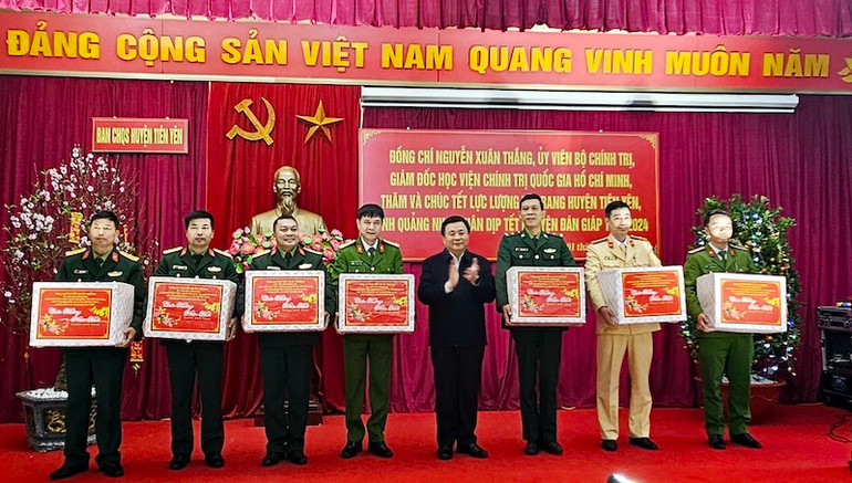 Đồng chí Nguyễn Xuân Thắng tặng quà cho các đơn vị lực lượng vũ trang trên địa bàn huyện Tiên Yên.