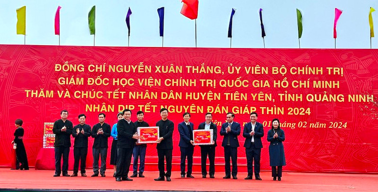 Đồng chí Nguyễn Xuân Thắng tặng quà cho Đảng bộ, chính quyền và nhân dân huyện Tiên Yên.