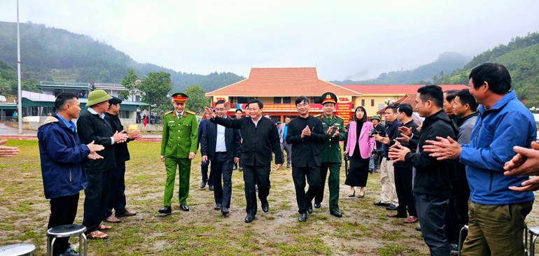 Đồng chí Nguyễn Xuân Thắng chúc Tết Đảng bộ, chính quyền và nhân dân các dân tộc xã Đại Dực, huyện Tiên Yên.