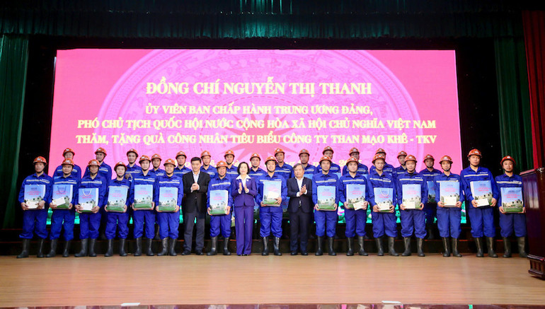 Phó Chủ tịch Quốc hội Nguyễn Thị Thanh thăm, tặng quà chúc Tết cán bộ, công nhân, người lao động Công ty Than Mạo Khê (TKV).