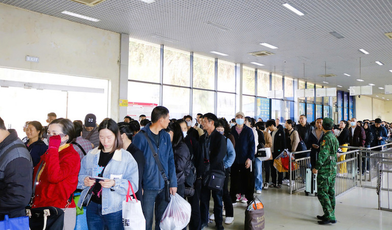 Trong ngày 1/1/2025 đã có hơin 2.000 người làm thủ tục xuất nhập cảnh qua cửa khẩu Quốc tế Móng Cái. Trong ngày 1/1/2025 đã có hơin 2.000 người làm thủ tục xuất nhập cảnh qua cửa khẩu Quốc tế Móng Cái.