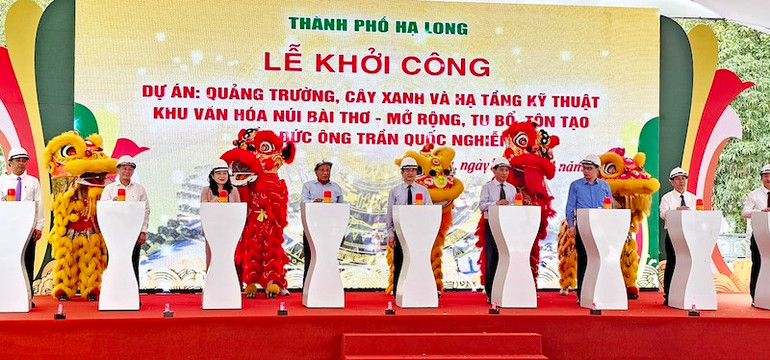 Các đại biểu bấm nút khởi công dự án.
