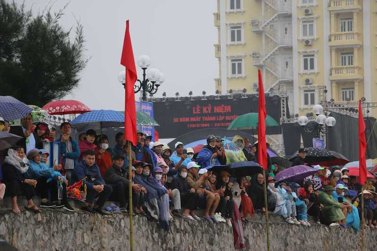Đông đảo người dân huyện đảo Cô Tô và du khách đã nhiệt tình cổ vũ cho các đội đua.