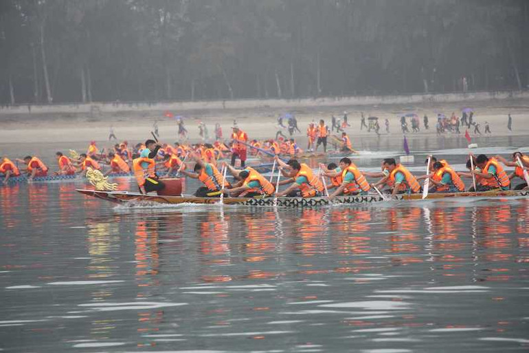 Các đội quyết liệt tranh tài trên đường đua xanh.