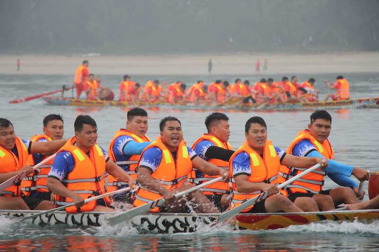 Các đội thể hiện quyết tâm cao trên đường đua xanh.