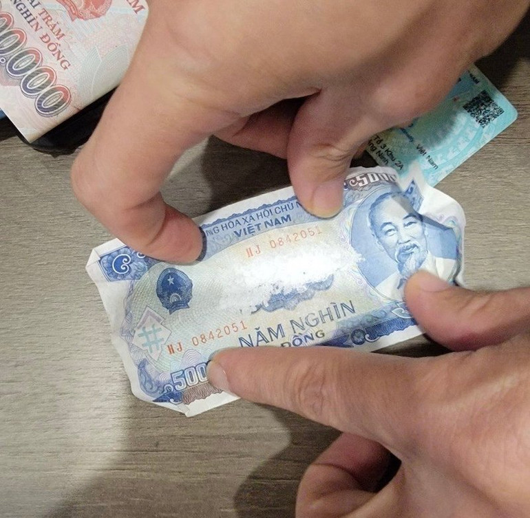 Các đối tượng dùng tờ tiền để sử dụng ma túy.