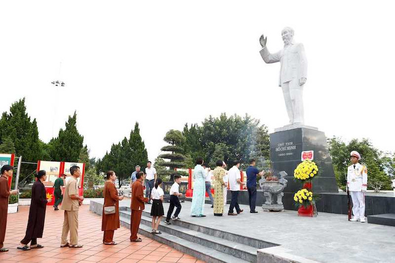 Đông đảo người dân và du khách dâng hương Tượng đài Bác Hồ trên đảo Cô Tô trong sáng 2/9.