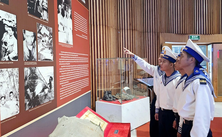 Triển lãm thu hút các chiến sĩ trẻ tìm hiểu về tầm vóc và ý nghĩa lịch sử của Cách mạng Tháng Tám.