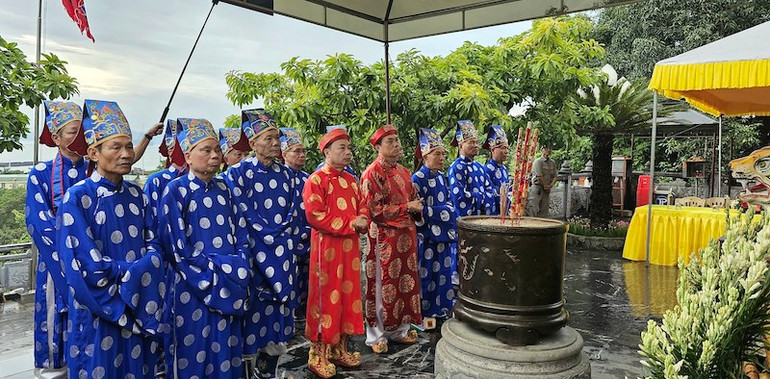 Lễ dâng hương tưởng nhớ Đức Ông Hưng Nhượng Đại Vương Trần Quốc Tảng tại đền Thượng.