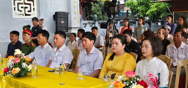 Các đại biểu và đông đảo nhân dân và du khách tham dự lễ hội Đền Cửa Ông.