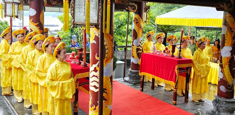 Đội tế lễ dâng hương tưởng nhớ Đức Ông Hưng Nhượng Đại Vương Trần Quốc Tảng tại đền Thượng.