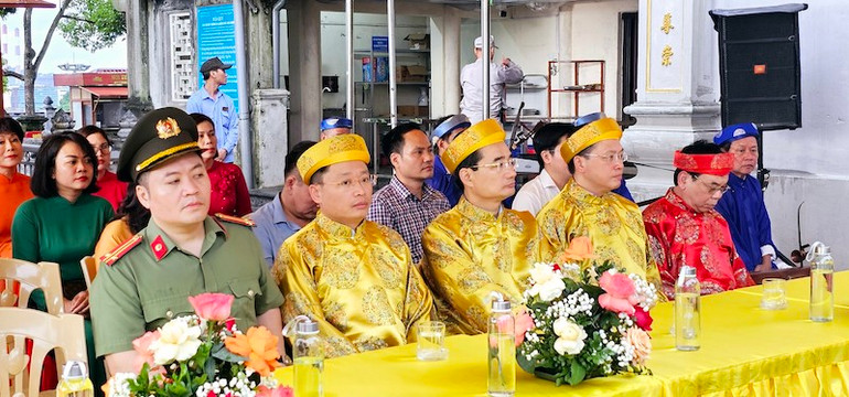 Các đại biểu và đông đảo nhân dân và du khách tham dự lễ hội Đền Cửa Ông.