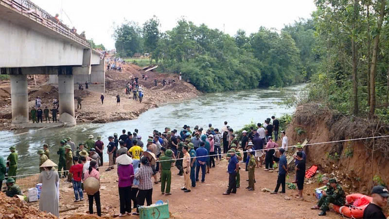 Các lực lượng chức năng triển khai công tác tìm kiếm cứu nạn các em học sinh bị lũ cuốn ở Hải Hà, Quảng Ninh.