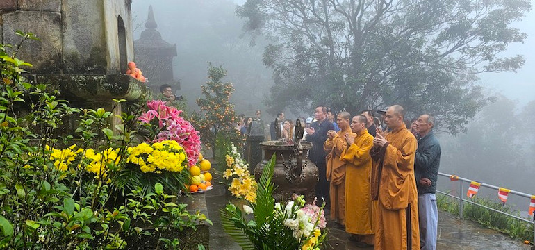 Đông đảo tăng ni phật tử hành hương về Ngọa Vân trong ngày khai Hội.