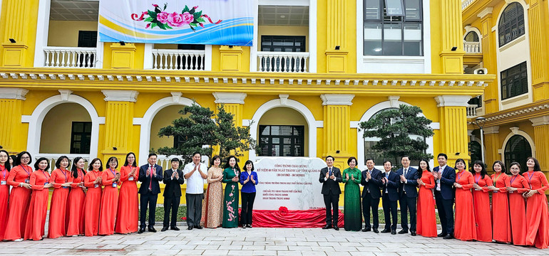 Các đại biểu thực hiện nghi lễ gắn biển công trình Trường trung học phổ thông Cẩm Phả. Các đại biểu thực hiện nghi lễ gắn biển công trình Trường trung học phổ thông Cẩm Phả.