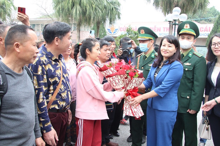 Lãnh đạo thành phố Móng Cái tặng hoa cho những du khách quốc tế đầu tiên nhập cảnh vào Việt Nam qua Cửa khẩu quốc tế Móng Cái, Quảng Ninh.