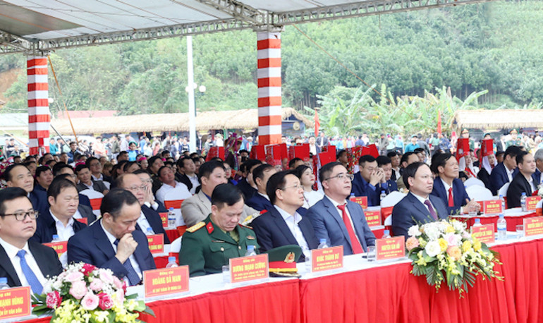 Các đại biểu tham dự buổi lễ.