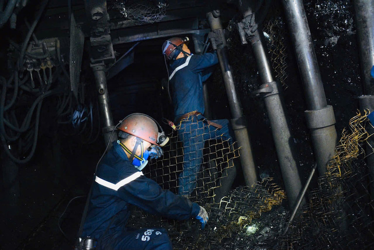 Công ty than Hạ Long nhanh chóng bắt nhịp lại hoạt động sản xuất ngay sau bão số 3. Công ty than Hạ Long nhanh chóng bắt nhịp lại hoạt động sản xuất ngay sau bão số 3.