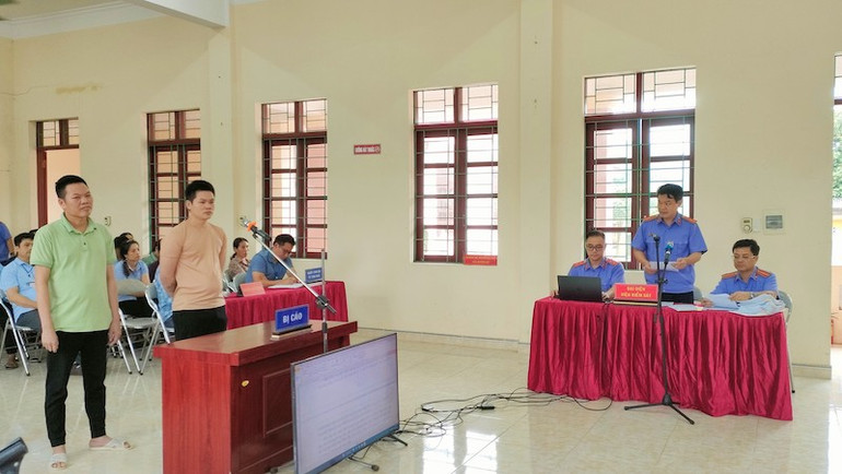 Hai đối tượng Choỏng Quay Hành và Chìu Văn Thắng tại phiên tòa.