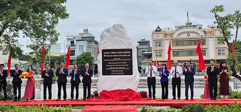 Các đại biểu thực hiện nghi lễ gắn biển công trình Bệnh viện Phổi Quảng Ninh. Các đại biểu thực hiện nghi lễ gắn biển công trình Bệnh viện Phổi Quảng Ninh.
