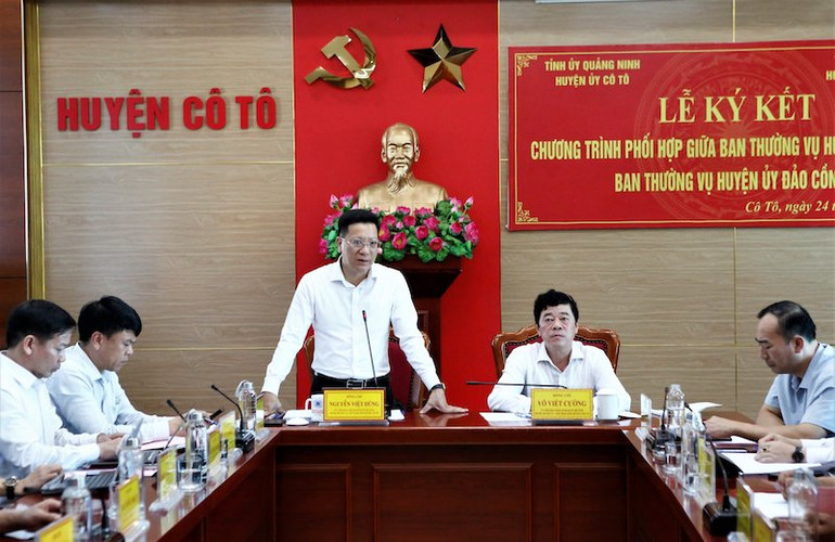 Lãnh đạo huyện Cô Tô phát biểu tại Chương trình hợp tác phát triển của 2 huyện đảo.