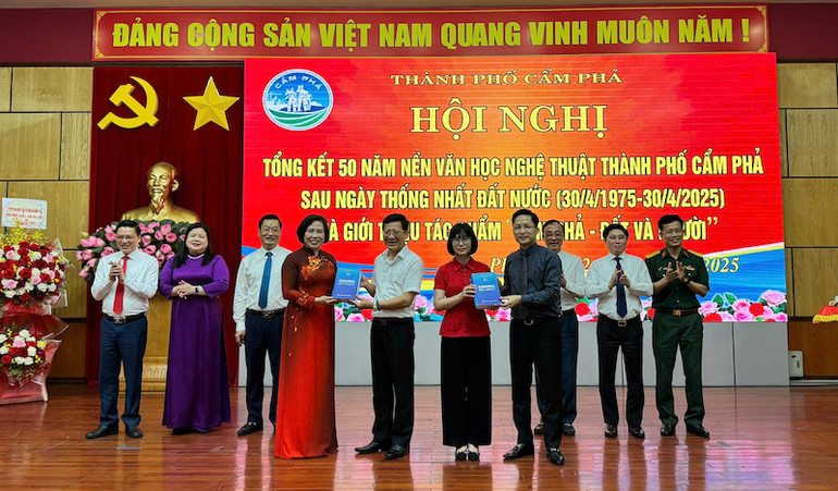 Các đại biểu dự nghi lễ ra mắt, giới thiệu cuốn sách "Cẩm Phả - Đất và Người".