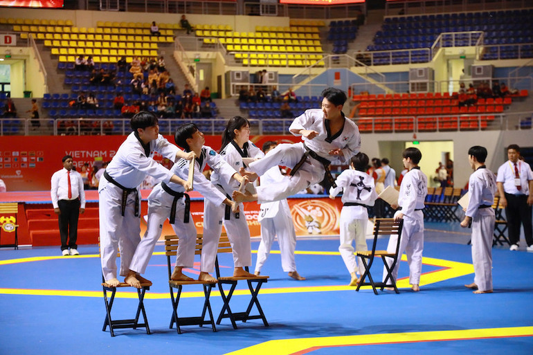 Màn biểu diễn thể hiện sức mạnh công phá, uy lực của các vận động viên tại giải đấu.