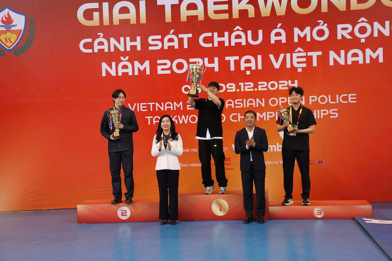 Ban tổ chức trao Giải Nhất, Nhì, Ba cho các Đoàn ở nội dung hệ dân sự mở rộng.