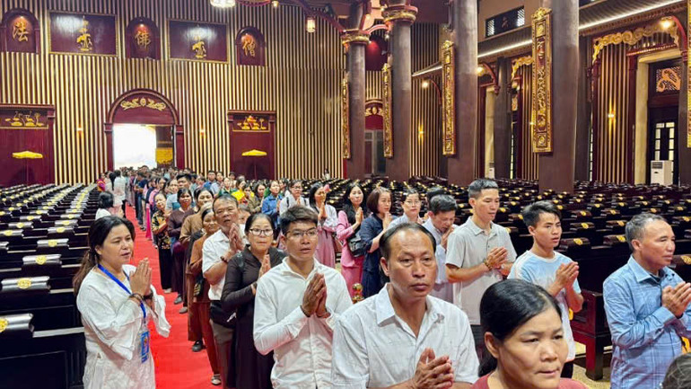 Nhân dân và du khách thập phương chiêm bái xá lợi Đức Phật tại Cung Trúc Lâm Yên Tử. Nhân dân và du khách thập phương chiêm bái xá lợi Đức Phật tại Cung Trúc Lâm Yên Tử.