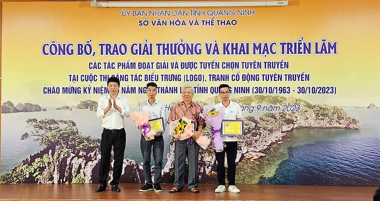 Ban tổ chức trao giải Khuyến khích sáng tác logo cho các tác giả.