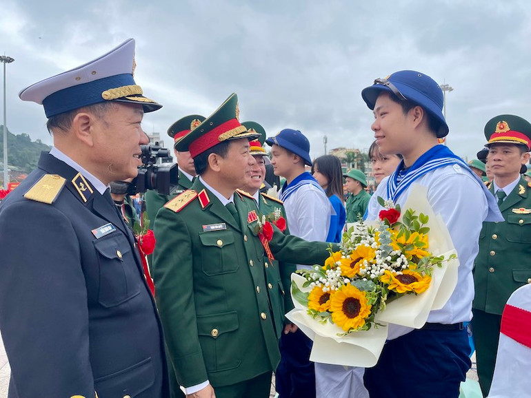 Thượng tướng Trịnh Văn Quyết, Ủy viên Quân ủy Trung ương tặng hoa chúc mừng các tân binh lên đường nhập ngũ.