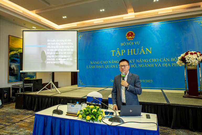 Đồng chí Lê Quốc Minh, Ủy viên Trung ương Đảng, Tổng Biên tập Báo Nhân Dân, Phó Trưởng Ban Tuyên Giáo Trung ương, Chủ tịch Hội Nhà báo Việt Nam chia sẻ, trao đổi nội dung chuyên đề về lãnh đạo và đổi mới sáng tạo.