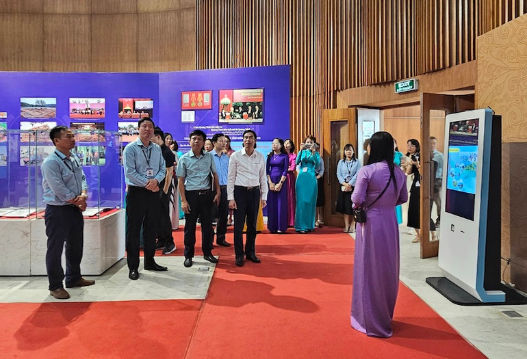 Các đại biểu tham quan và nghe giới thiệu về Triển lãm "Quảng Ninh - 60 năm xây dựng và phát triển".