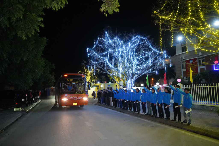 Lãnh đạo và Đoàn thanh niên Công ty Than Hạ Long vẫy chào tạm biệt công nhân và người lao động về quê đón Tết Quý Mão 2023.