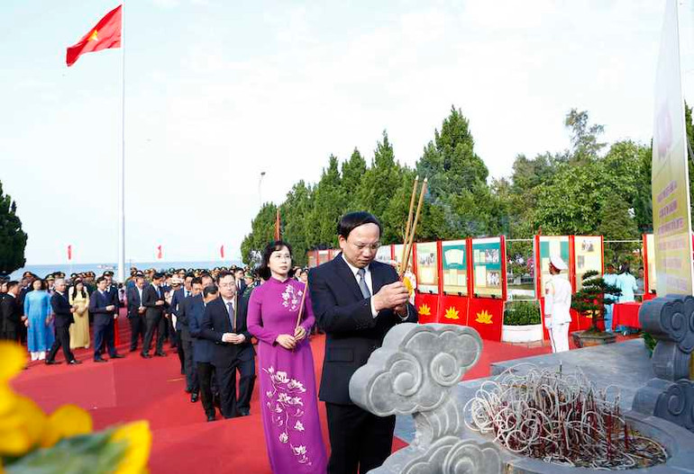 Bí thư Tỉnh ủy Quảng Ninh Nguyễn Xuân Ký và các đại biểu dâng hương tại Di tích Quốc gia đặc biệt Khu lưu niệm Chủ tịch Hồ Chí Minh trên đảo Cô Tô.