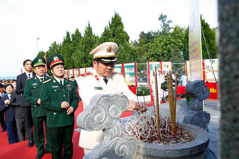 Các đại biểu dâng hương tại Di tích Quốc gia đặc biệt Khu lưu niệm Chủ tịch Hồ Chí Minh trên đảo Cô Tô.