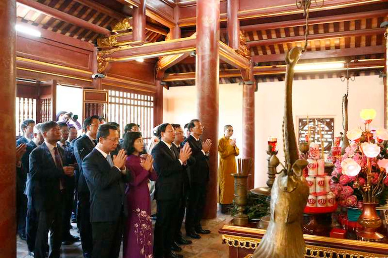 Các đại biểu dâng hương tại Di tích Quốc gia đặc biệt Khu lưu niệm Chủ tịch Hồ Chí Minh trên đảo Cô Tô.